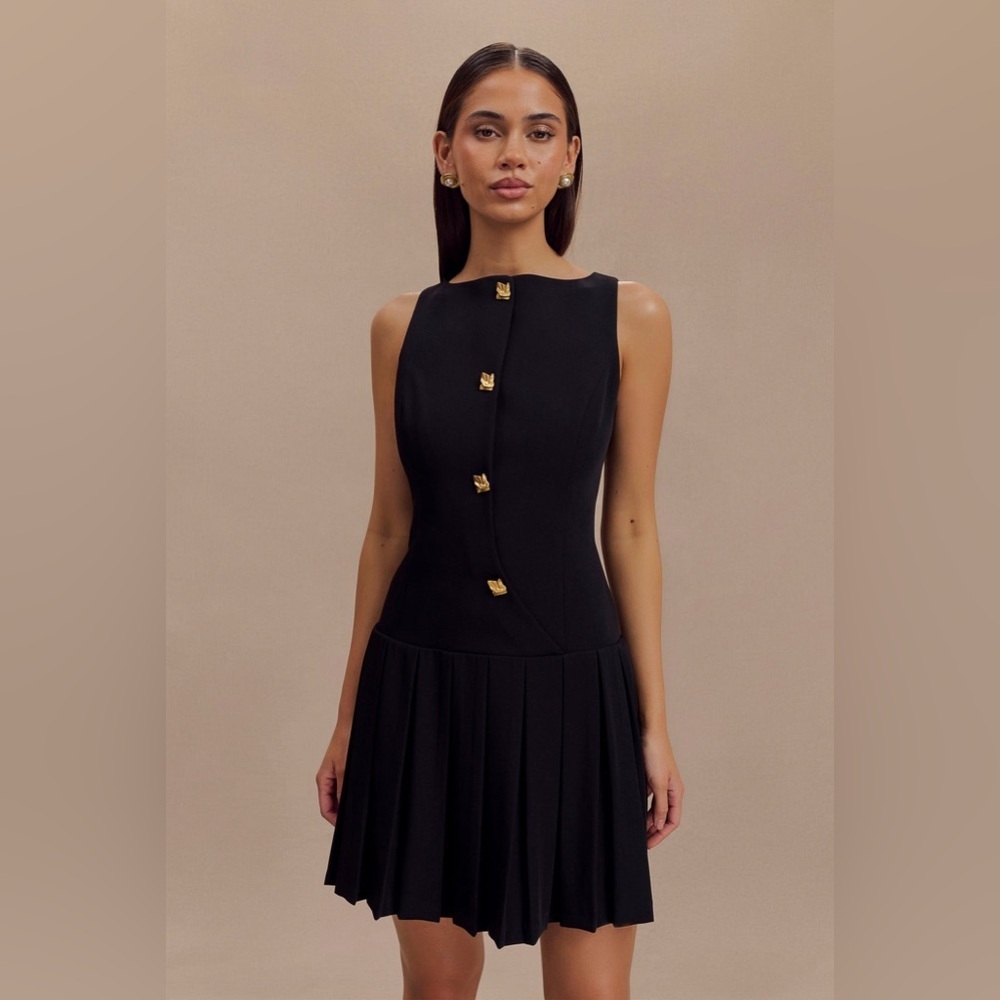 Commense Crew Neck Black Pleated Sleeveless Dress With Gold Buttons